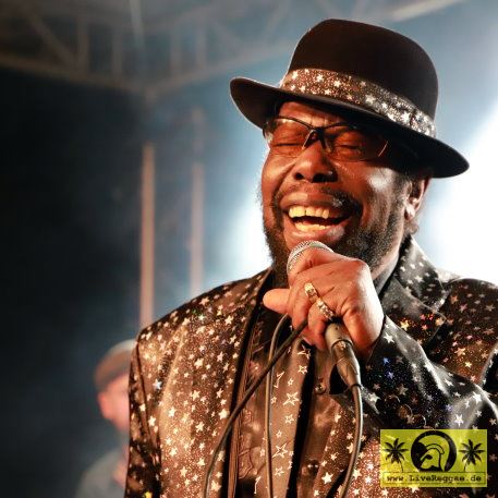 Roy Ellis (Jam) and The Clerks - Riverside Stomp - Reduit, Mainz-Kastel 9. Juli 2022 (8).JPG
